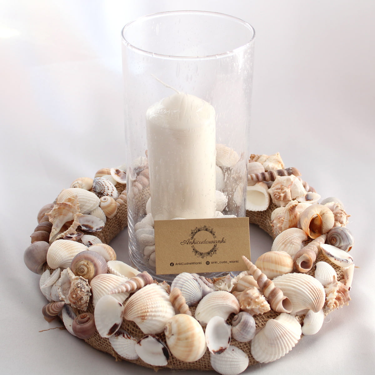 Duży wianek z muszelek ze świecznikiem