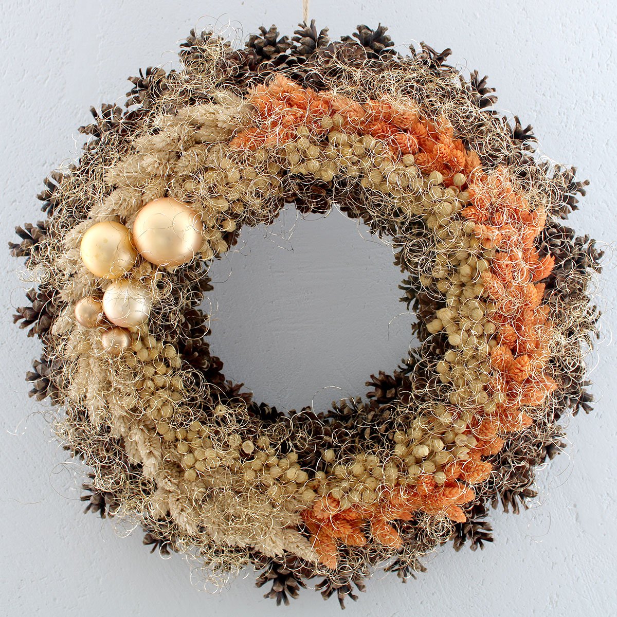 Wianek z szyszek i lnu