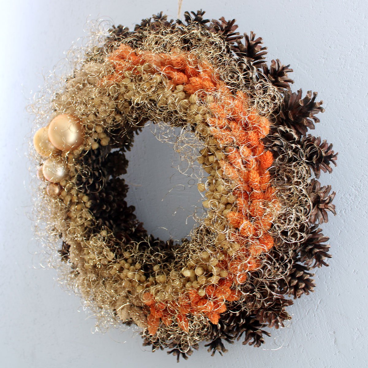 Wianek z szyszek i lnu