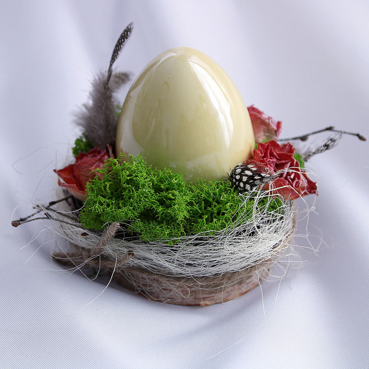 Żółta pisanka z mchem