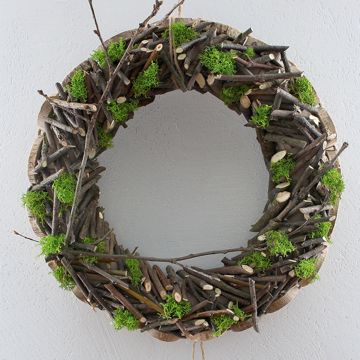 Wianek z plastrami drewna