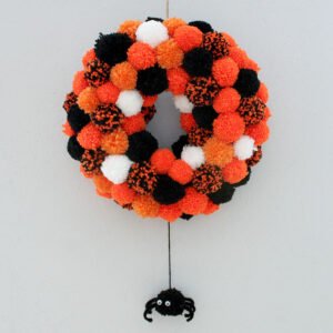 Wianek z pomponów na Halloween
