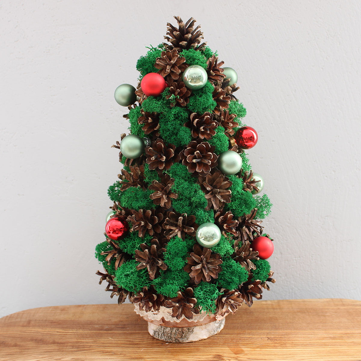 choinka z mchu i szyszek