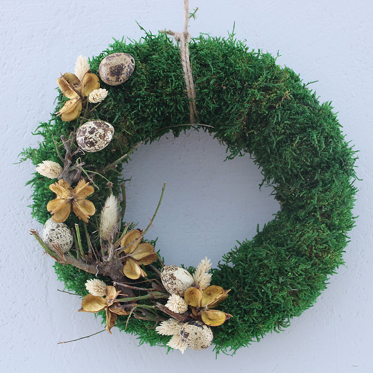 wielkanocny wianek z mchu i bawełny