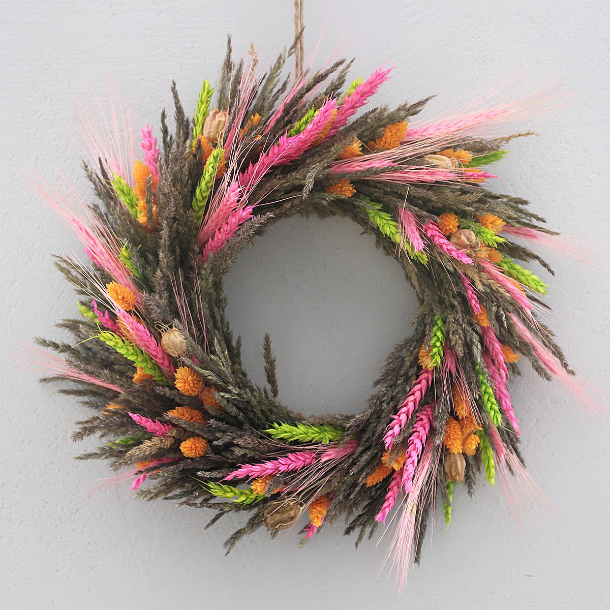 Wielobarwny wianek z traw i zbóż