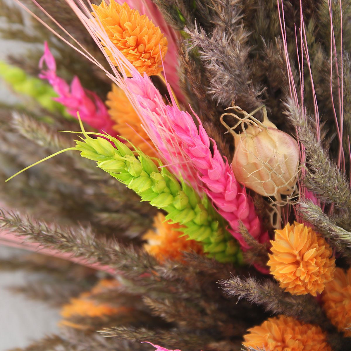 Wielobarwny wianek z traw i zbóż