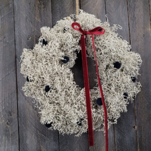 Wianek z drutowca i granatowej kraspedii