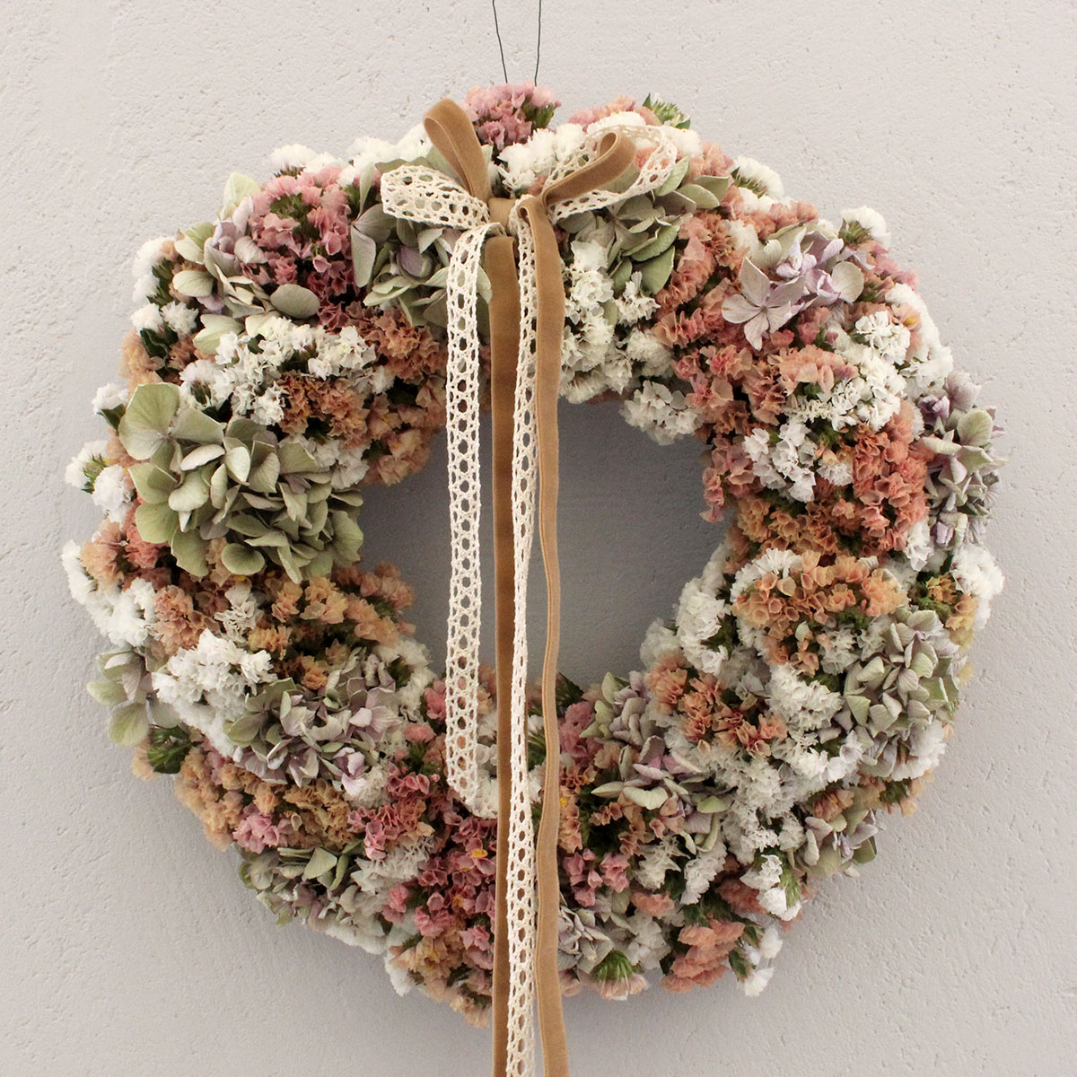 Jasny wianek z hortensji i zatrwianu