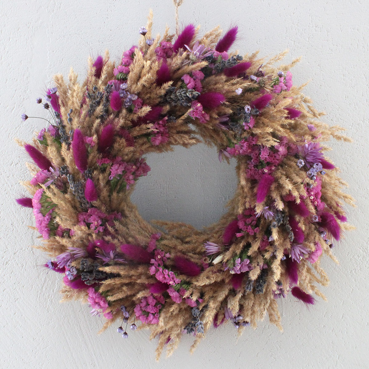 Trawiasty wianek z suszonymi kwiatami