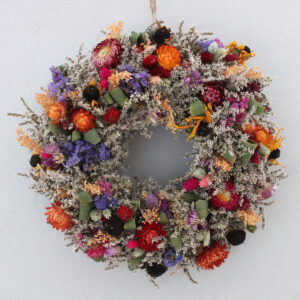 Wianek z zatrwianu i kwiatów