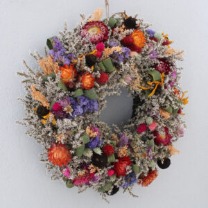 Wianek z zatrwianu i kwiatów