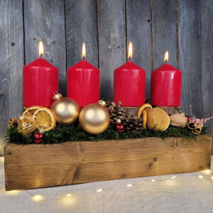 Świąteczny stroik w drewnianej skrzynce