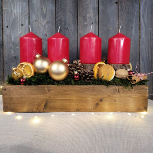 Świąteczny stroik w drewnianej skrzynce