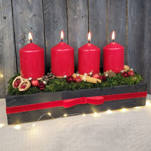 Świąteczny stroik w drewnianej skrzynce