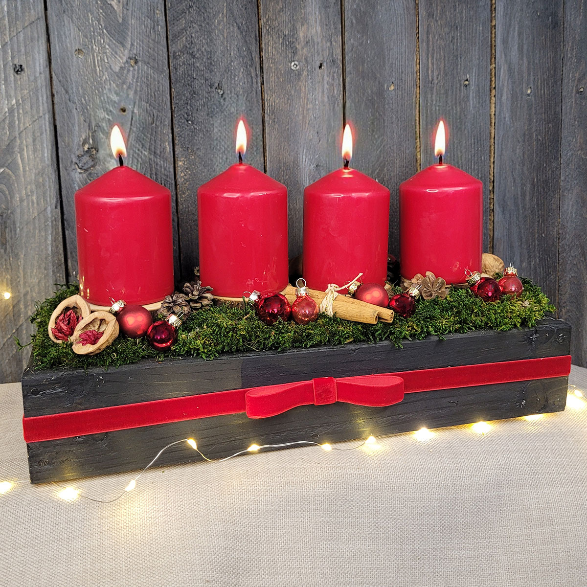 Świąteczny stroik w drewnianej skrzynce