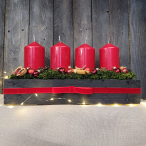 Świąteczny stroik w drewnianej skrzynce