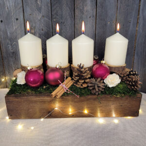 Świąteczny stroik w drewnianej skrzynce