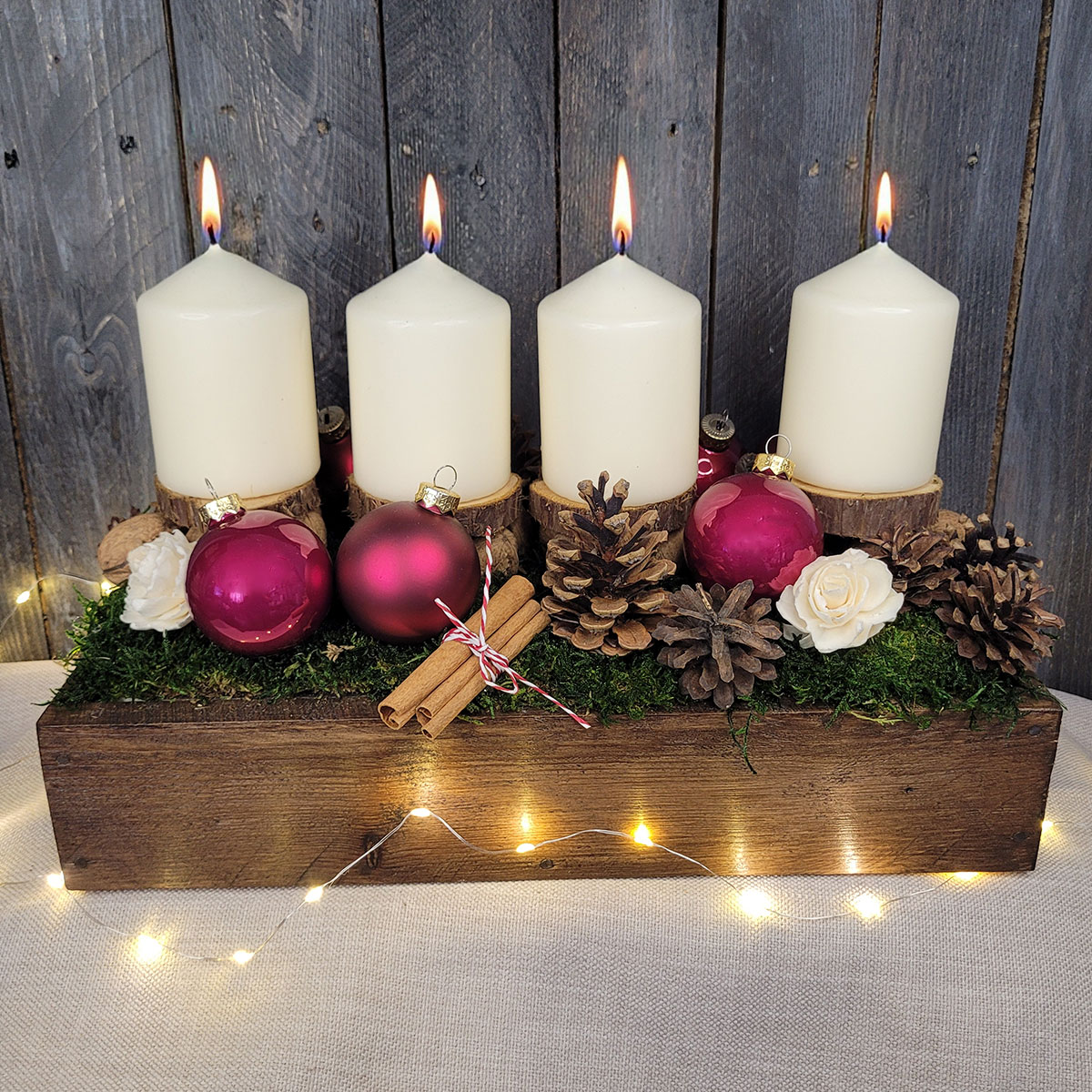 Świąteczny stroik w drewnianej skrzynce