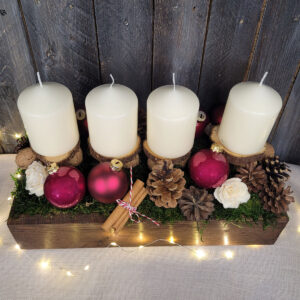 Świąteczny stroik w drewnianej skrzynce