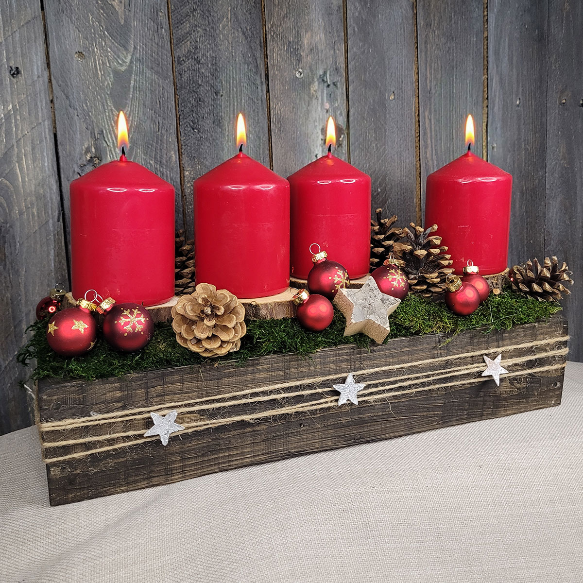 Świąteczny stroik w drewnianej skrzynce