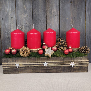 Świąteczny stroik w drewnianej skrzynce