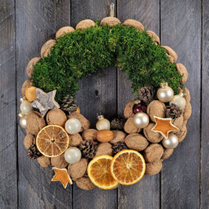 Świąteczny wianek z mchem