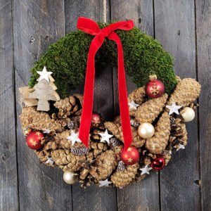Świąteczny wianek z mchem