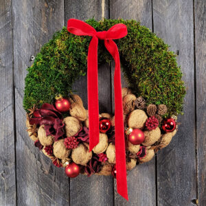 Świąteczny wianek z mchem