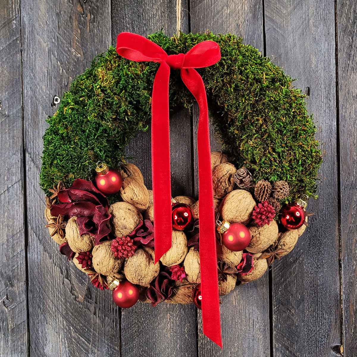 Świąteczny wianek z mchem