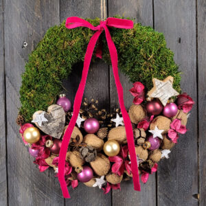 Świąteczny wianek z mchem