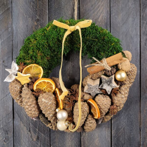 Świąteczny wianek z mchem