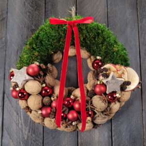 Świąteczny wianek z mchem