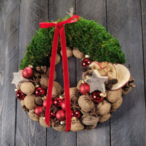 Świąteczny wianek z mchem
