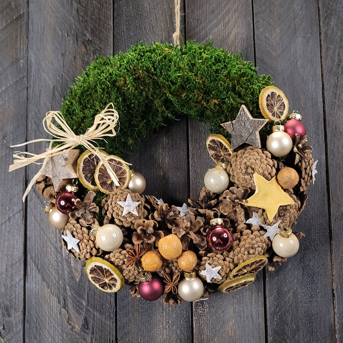 Świąteczny wianek z mchem