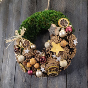 Świąteczny wianek z mchem