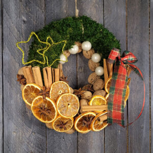 Świąteczny wianek z mchem