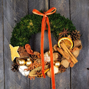 Świąteczny wianek z mchem