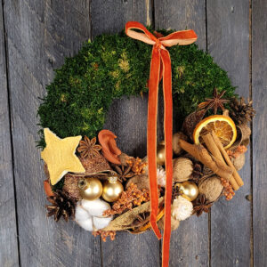 Świąteczny wianek z mchem