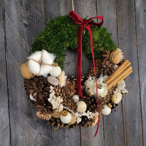 Świąteczny wianek z mchem