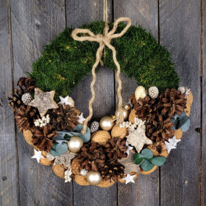 Świąteczny wianek z mchem