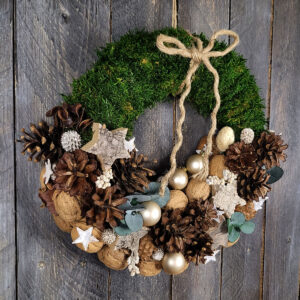 Świąteczny wianek z mchem