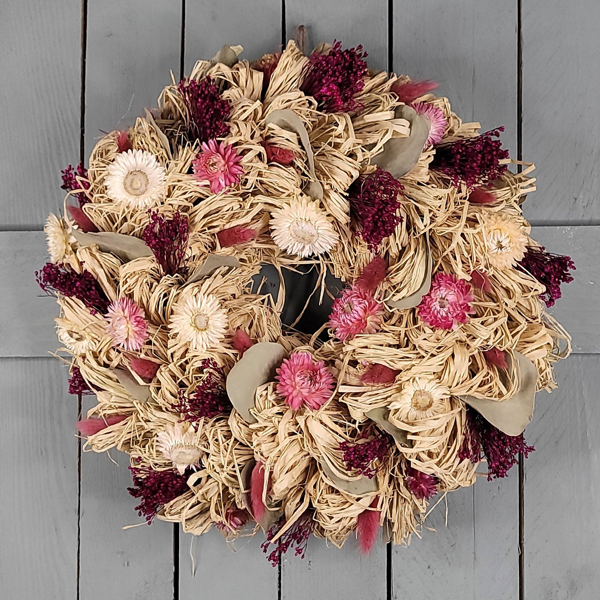 Wianek z rafii i kwiatów suszonych
