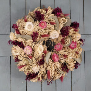 Wianek z rafii i kwiatów suszonych