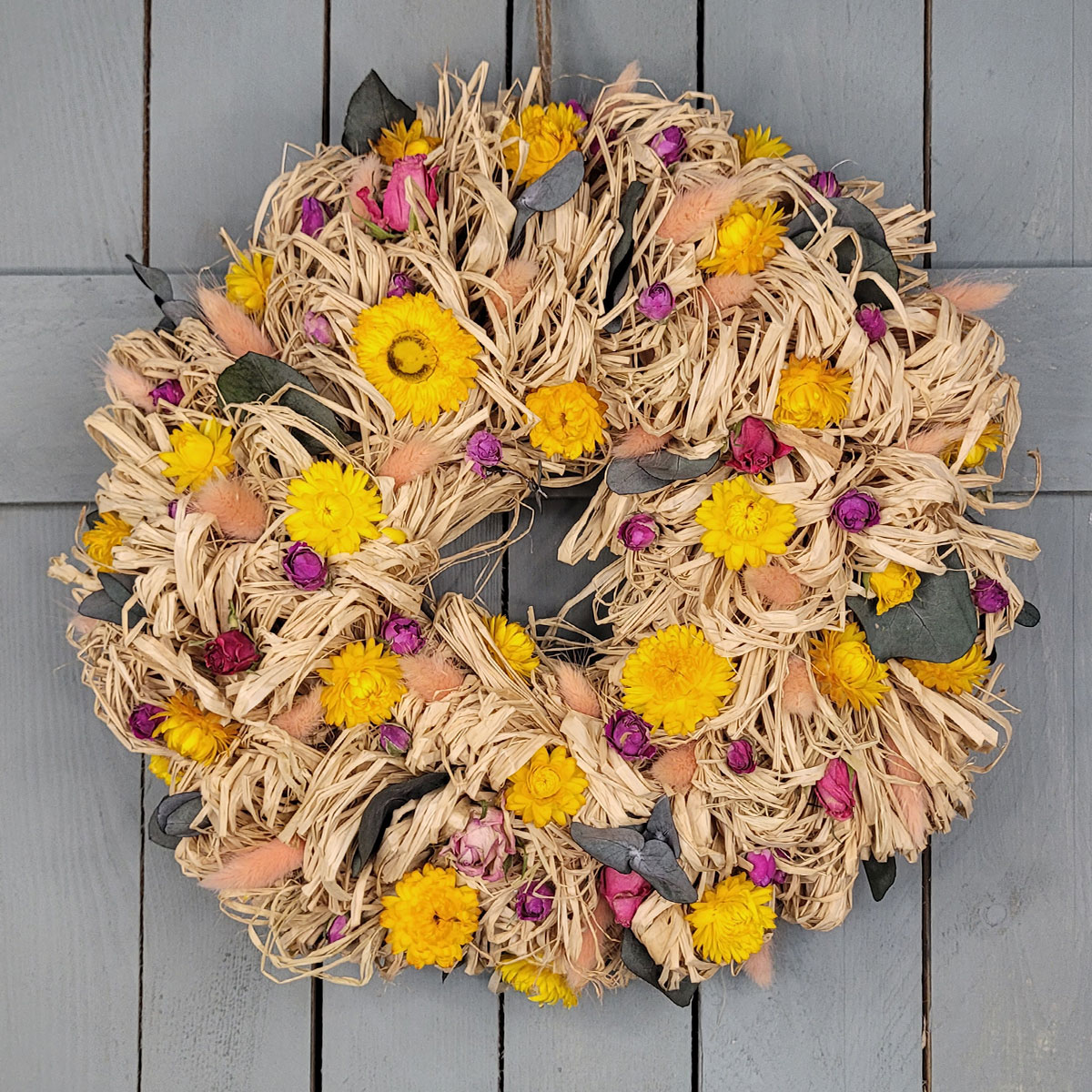 Wianek z rafii i żółtych kocanek