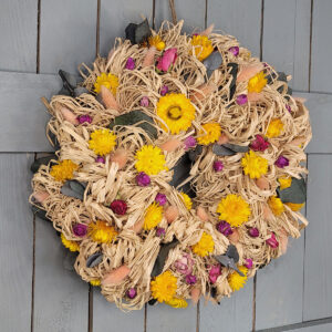 Wianek z rafii i żółtych kocanek