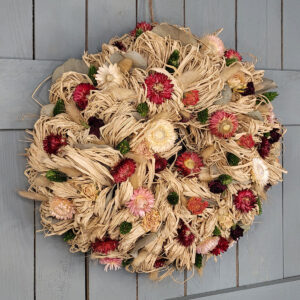 Wianek z rafii i pastelowych kwiatów