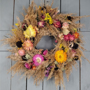 Barwny wianek z traw i kwiatów