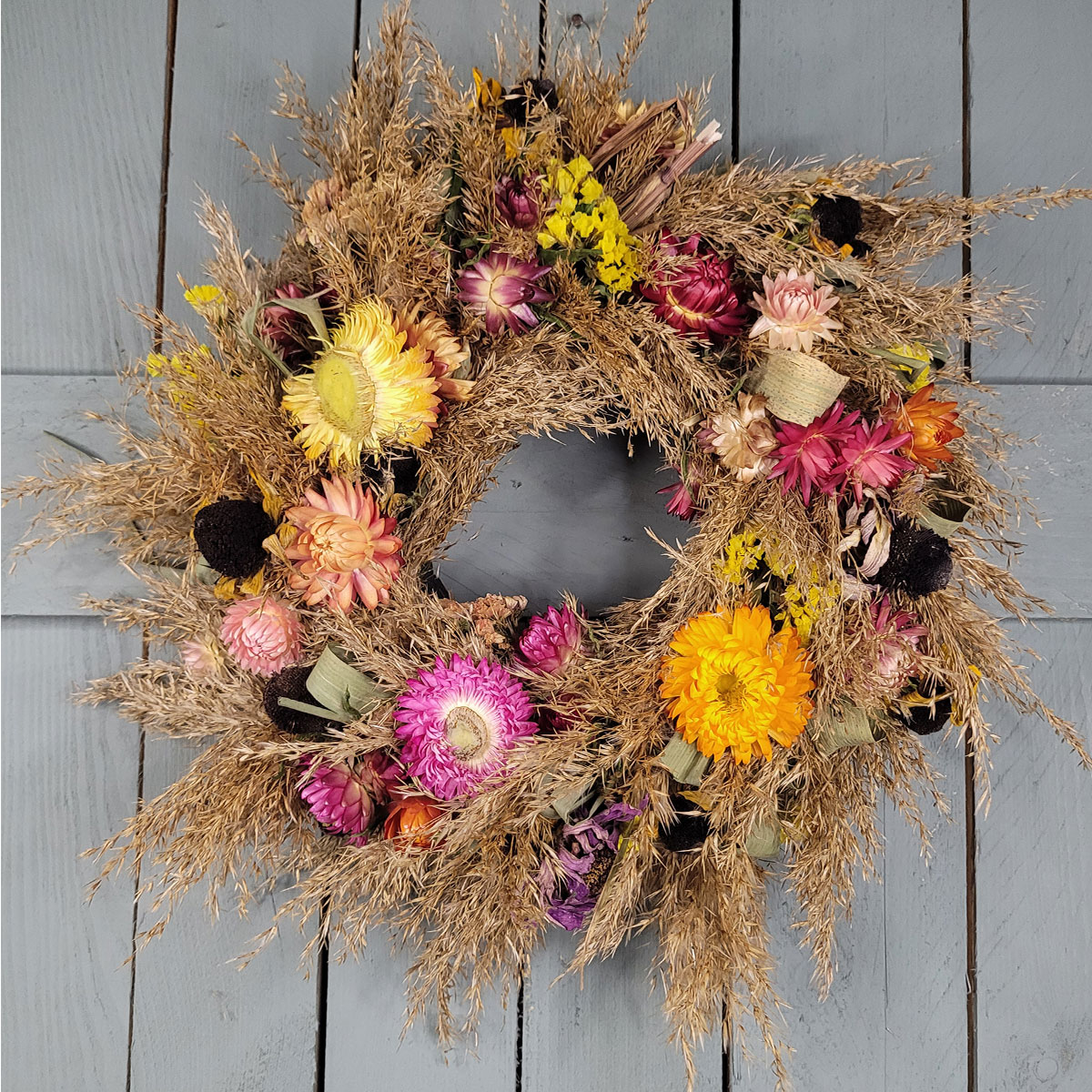 Barwny wianek z traw i kwiatów