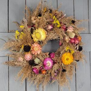 Barwny wianek z traw i kwiatów