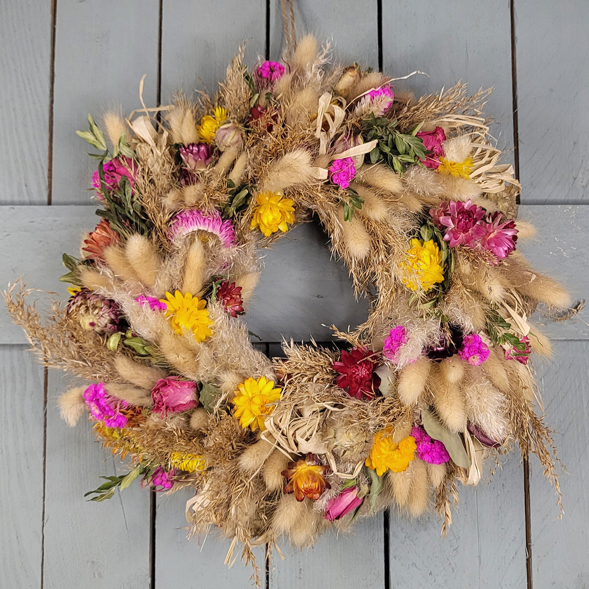Puszysty wianek z kwiatami